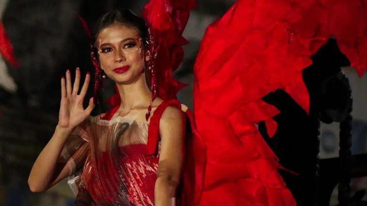 Busana merah yang dikenakan Yuki Kato memancarkan aura pemberani