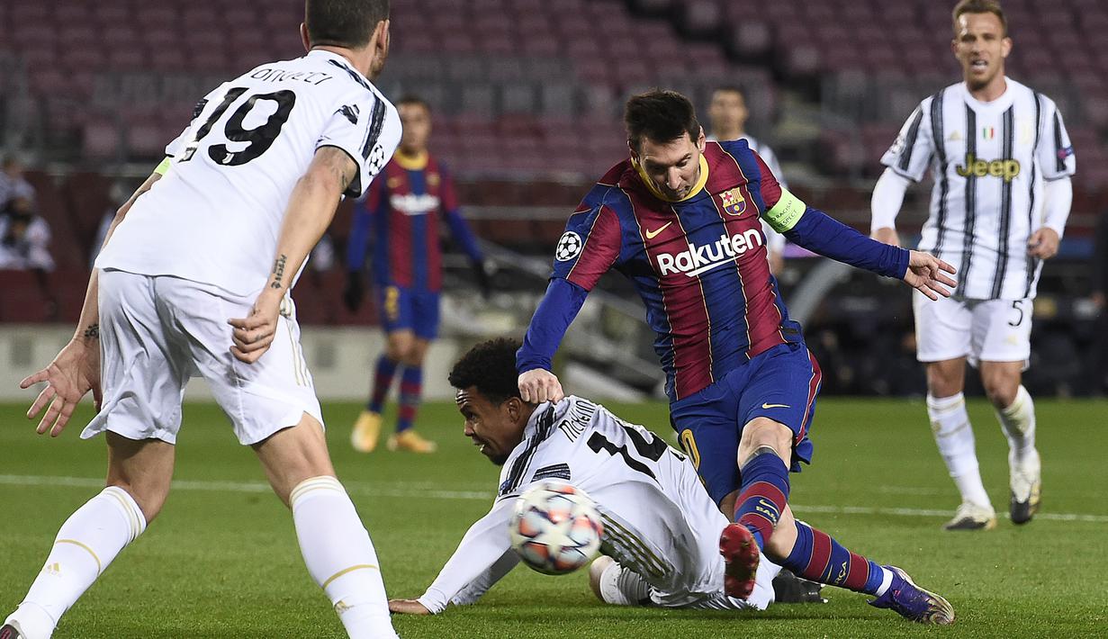 Penyerang Barcelona, Lionel Messi, berebut bola dengan gelandang Juventus, Weston McKennie, pada laga matchday terakhir Grup G Liga Champions di Camp Nou Stadium, Rabu (9/12/2020) dini hari WIB. Juventus menang 3-0 atas Barcelona. (AFP/Josep Lago)