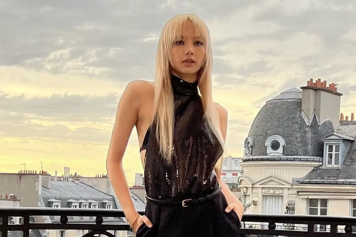 Lisa BLACKPINK Kembali Tampil dengan Gaya Rambut Blonde Tanpa Poni Ciri Khasnya di Caline Paris