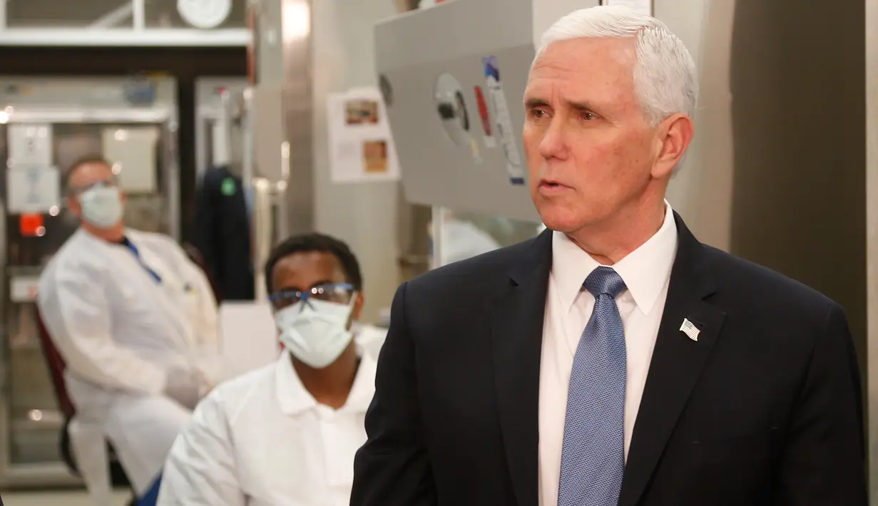 Wakil Presiden AS, Mike Pence mengunjungi laboratorium pengujian molekuler di Mayo Clinic di Rochester, Minnesota, Selasa (28/4/2020). Pence mengunjungi salah satu pusat penelitian virus corona itu tanpa mengenakan meskipun ada aturan internal wajib bermasker di fasilitas tersebut. (AP/Jim Mone)