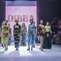 “SILK ROAD” adalah tajuk dari koleksi terbaru persembahan dari	DIBBA. Brand yang khas dengan permainan print yang berwarna warni ini sukses mencuri perhatian. Terinspirasi dari kisah lawas seorang Wanita dari kerajaan Cina yang melakukan perjalanan panjang dari timur ke barat. Selama perjalanan, ia menemukan banyak hal menarik, termasuk makhluk mitologi; Naga dan Harimau.
Seiring dengan sejarah tersebut, DIBBA menciptakan koleksi yang tak terlupakan dengan Naga dan Harimau sebagai Simbol utama koleksi ini. Terdiri dari 18 look eksklusif yang bermain dengan material khusus dan detail rumit, menjadikan koleksi begitu spesial. [ Foto: dok Plaza Indonesia ]