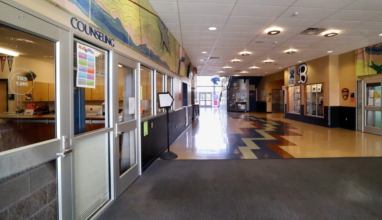 Aula yang kosong saat Bothell High School ditutup pada hari itu di Bothell, Washington, Kamis (27/2/2020). Sekolah menengah di pinggiran kota Seattle ditutup setelah  anggota keluarga seorang staf sekolah tersebut dikarantina karena menunjukkan gejala tertular virus corona. (AP/Elaine Thompson)