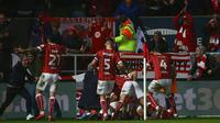 Pemain Bristol City merayakan gol Korey Smith ke gawang Manchester United pada perempat final Piala Liga Inggris di Ashton Gate, Kamis (21/12). Klub kasta kedua Bristol City sukses menyingkirkan Manchester United 2-1. (Geoff CADDICK / AFP)