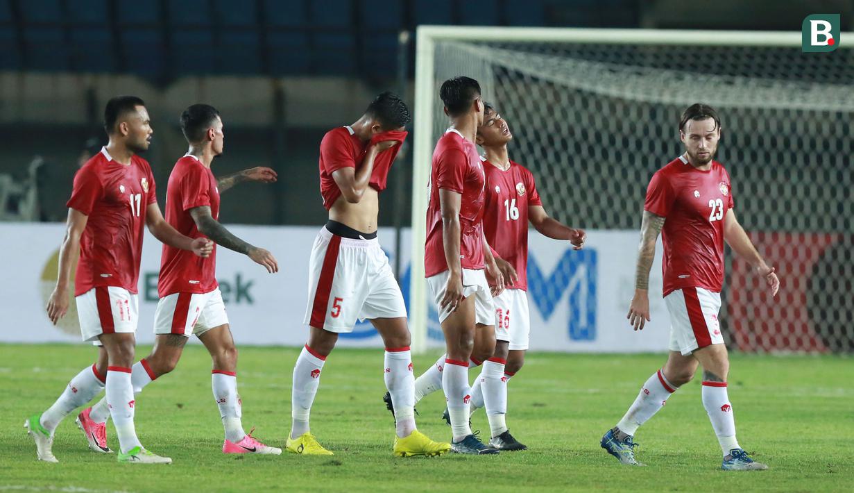Timnas Indonesia harus puas dengan hasil imbang 0-0 menghadapai Bangladesh dalam laga uji coba FIFA Matchday di Stadion Si Jalak Harupat, Soreang, Kabupaten Bandung, Rabu (1/6/2022) malam WIB. Marc Klok dan kawan-kawan gagal menembus benteng pertahanan yang dibangun para pemain Bangladesh sepanjang pertandingan. (Bola.com/M. Iqbal Ichsan)