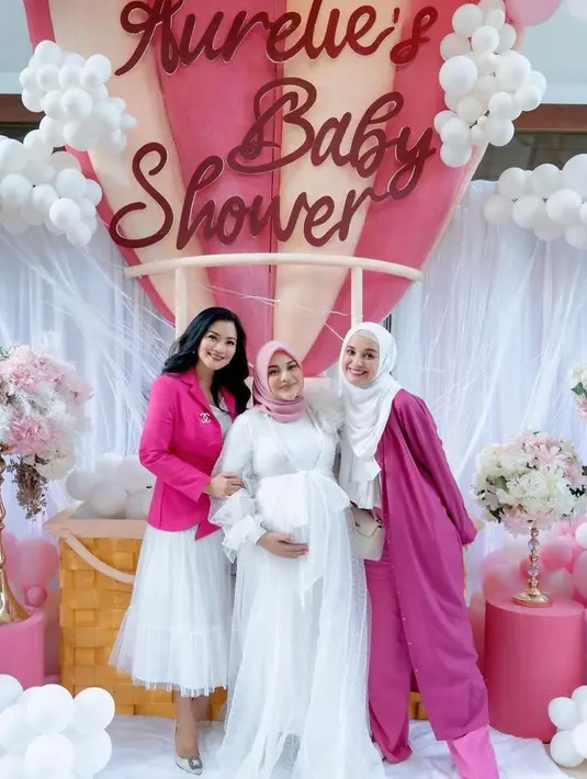 Ini potret Aurel diapit Titi Kamal dan Shireen Sungkar. Titi Kamal tampil memesona memadukan blazer pink dan tulle dress warna putih. Sementara Shiren Sungkar tampil stylish memadukan blazer dan celana pink dengan pashmina putih. (Instagram/titi.kamal).