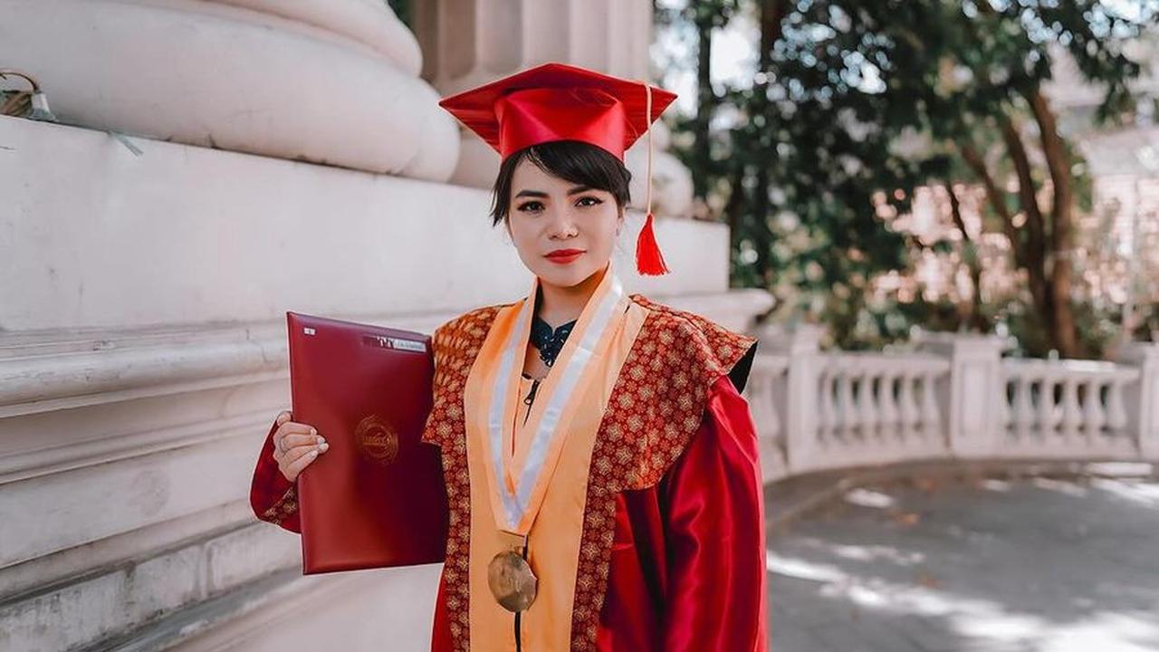 Dinar Candy, meskipun sibuk dengan berbagai job di industri entertainment, tetap memprioritaskan pendidikan dengan memilih berkuliah di STIE IBMT Surabaya.