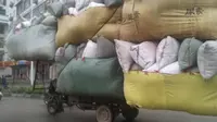 Lagi, Aksi Nekat Motor Angkut Segunung Sampah