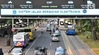 Kendaraan melintasi gerbang Electronic Road Pricing (ERP) di Jalan Medan Merdeka Barat, Jakarta, Rabu (20/11/2019). DKI Jakarta akan mengimplementasikan konsep ERP mulai tahun 2020. (merdeka.com/Iqbal Nugroho)