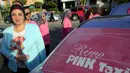 Reem Fawzy (kiri), direktur perusahaan pink Taxi berdiri di dekat salah satu taksi pink di Kairo, Mesir, Selasa (8/9). Pink Taxi secara khusus dikemudikan oleh para perempuan dan hanya membawa penumpang perempuan. (REUTERS/Amr Abdallah Dalsh)