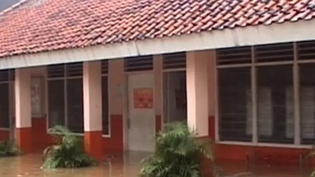 [VIDEO] Bukit Duri Tergenang, Murid SMAN 8 Diliburkan