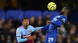 Bek Chelsea, Fikayo Tomori mengontrol bola dari kawalan striker West Ham, Sebastien Haller dalam pertandingan Liga Inggris di Stamford Bridge di London pada 30 November 2019. Tomori akan bermain untuk AC Milan hingga akhir musim 2020-2021 dengan opsi pembelian permanen. (AFP/ Ben Stansall)