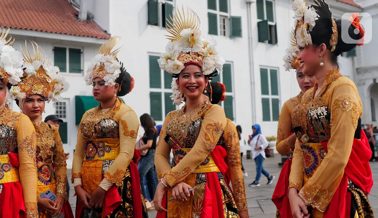 Penari bersiap menampilkan tarian daerah saat pagelaran Hari Tari Sedunia di kawasan Taman Fatahillah, Kota Tua, Jakarta, Sabtu (6/5/2023). (Liputan6.com/Angga Yuniar)