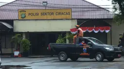 Suasana pascapenyerangan di Polsek Ciracas, Jakarta, Sabtu (29/8/2020). Polsek Ciracas  diserang oleh sejumlah orang tak dikenal pada Sabtu (29/8) dini hari. (merdeka.com/Imam Buhori)