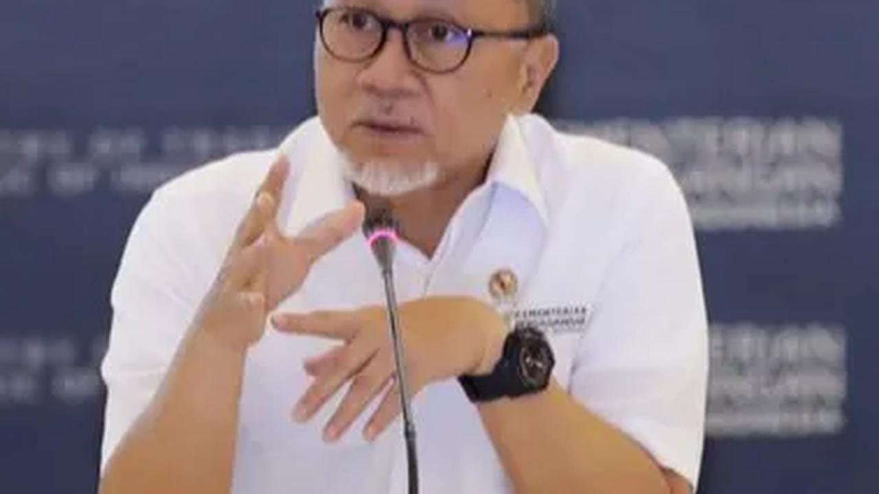 "Tiktok itu socio commerce. Keuangan, perdagangan, dan social media jadi satu. Kalau tidak diatur, kolaps kita tiga bulan saja," kata Mendag Zulkifli saat rapat di DPR dikutip di Jakarta, Rabu (6/9).