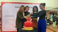 Sesi pemotongan kue saat grand opening Pilates Soul di Jl, Wijaya I, Jakarta Selatan pada Jumat (6/9/2019). (dok. liputan6.com/Novi Thedora)
