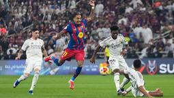 Bertanding di King Abdullah Stadium, Jeddah, Arab Saudi, Minggu (11/01/2026) waktu setempat, Raphinha tampil sebagai starter di lini depan Barcelona bersama Lamine Yamal dan Robert Lewandowski. (AP Photo/Altaf Qadri)