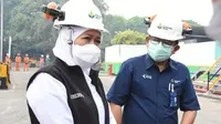 Gubernur Jatim, Khofifah Indar Parawansa, saat melakukan tinjauan langsung ke Unit Produksi Oksigen – Air Separation Plant (ASP) Petrokimia Gresik, Senin (30/8) di Gresik, Jawa Timur.