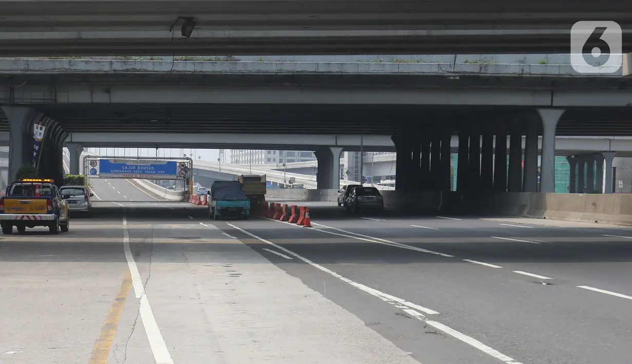Kendaraan melintas di Tol Layang Jakarta-Cikampek, Bekasi, Jawa Barat, Minggu (7/6/2020). Jalan Tol Layang Jakarta Cikampek II (Eleveted) mulai hari ini kembali beroperasi setelah sebelumnya ditutup total akibat kebijakan larangan mudik Lebaran sejak Minggu (7/5/2020). (Liputan6.com/Herman Zakharia)