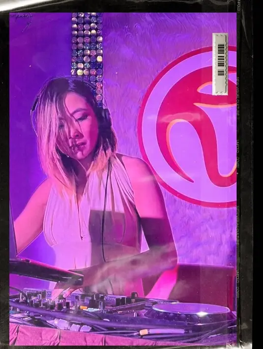 Selain menjadi seorang aktris dan penyanyi, diketahui bahwa Nadia Vega juga jago menjadi Disk Jockey. Dalam beberapa tahun lalu ia pun kerap menjadi DJ dalam berbagai club dan acara. Hingga saat ini ia pun masih menekuni dunia DJ dan tampil di sebuah club di luar negeri. (Liputan6.com/IG/@thenadiavega)