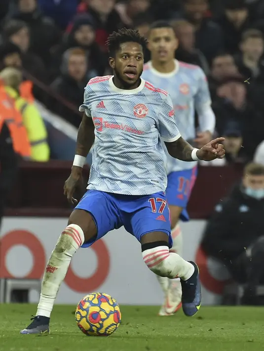 Gelandang Manchester United, Fred mengontrol bola saat bertanding melawan Aston Villa pada pertandingan lanjutan Liga Inggris di Villa Park di Birmingham, Inggris, Minggu (16/1/2022). Aston Villa bermain imbang atas Manchester United 2-2. (AP Photo/Rui Vieira)