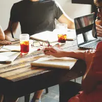 Menyenangkan, bukan, kerja sama orang-orang cekatan? Kayak beberapa zodiak ini, nih. (Sumber foto: pexels.com)