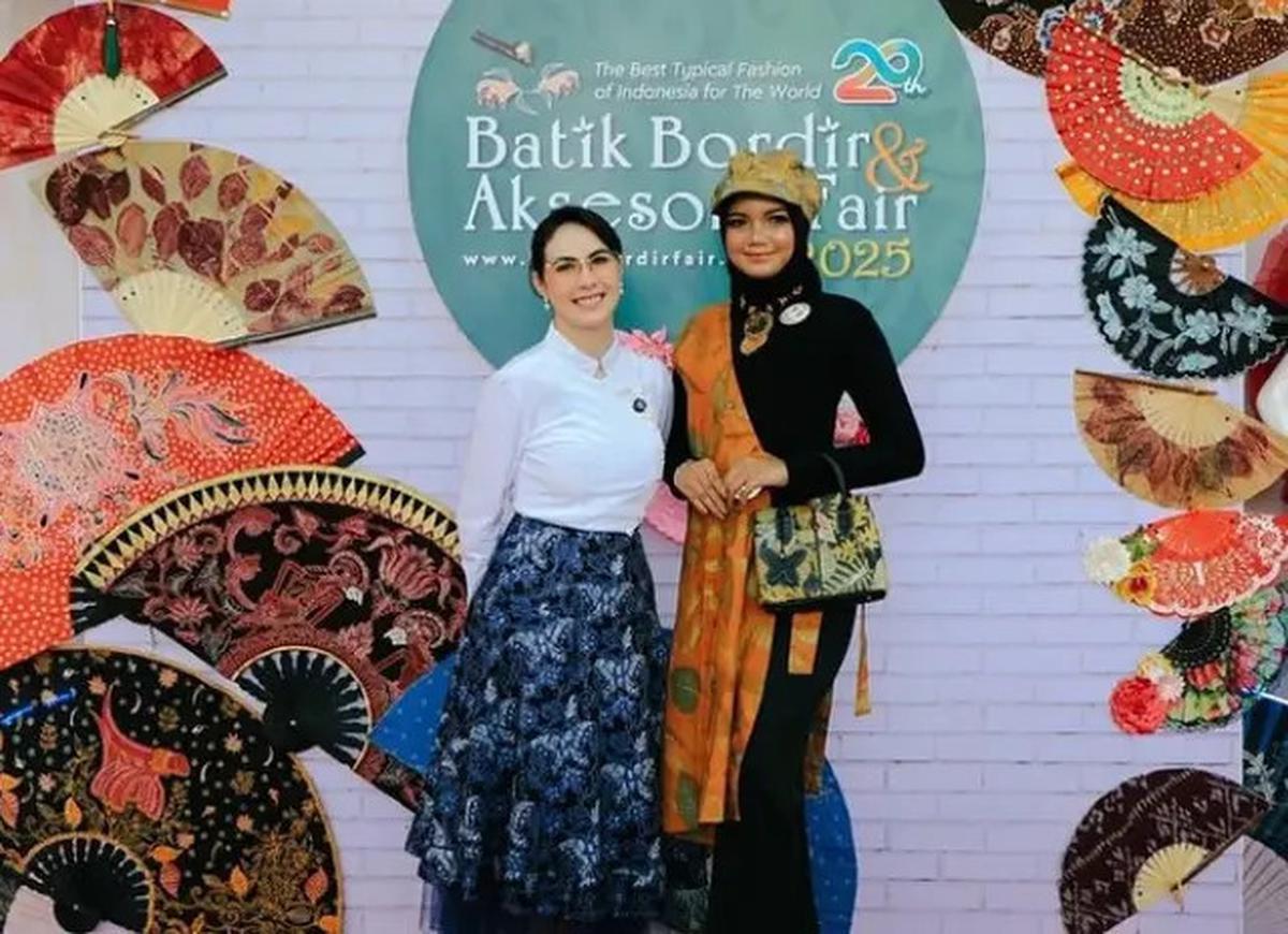 6 Outfit Ibu Pejabat ala Arumi Bachsin yang Penuh Wibawa, dari Batik Kekinian hingga Kebaya Elegan