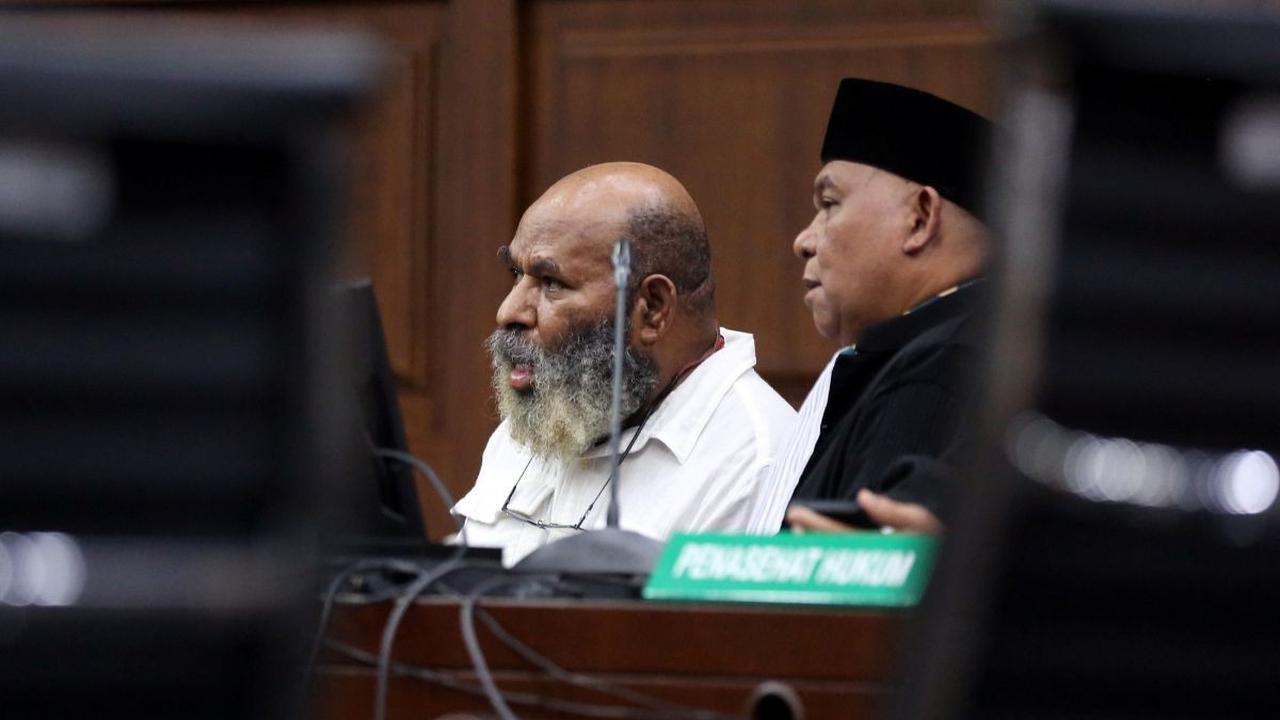 Persidangan sempat berjalan panas karena JPU terus mendesak Lukas Enembe terkait transaksi penukaran uang yang melibatkannya dengan saksi, Dommy Yamamoto.<br>