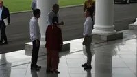 Barack Obama memberikan salam jempol untuk putra Presiden Jokowi, Kaesang Pangareb. (Liputan6.com/Ahmad Romadoni)