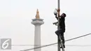 Pekerja memasang CCTV di Kawasan Monumen Nasional, Jakarta, Kamis (3/11). Pemasangan CCTV tersebut untuk meningkatkan keamanan di sekitar Monas. (Liputan6.com/Gempur M Surya)