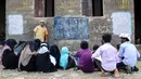 Perang saudara di Yaman telah menghancurkan hampir semua aspek dalam kehidupan, termasuk fasilitas sekolah. (Khaled ZIAD/AFP)