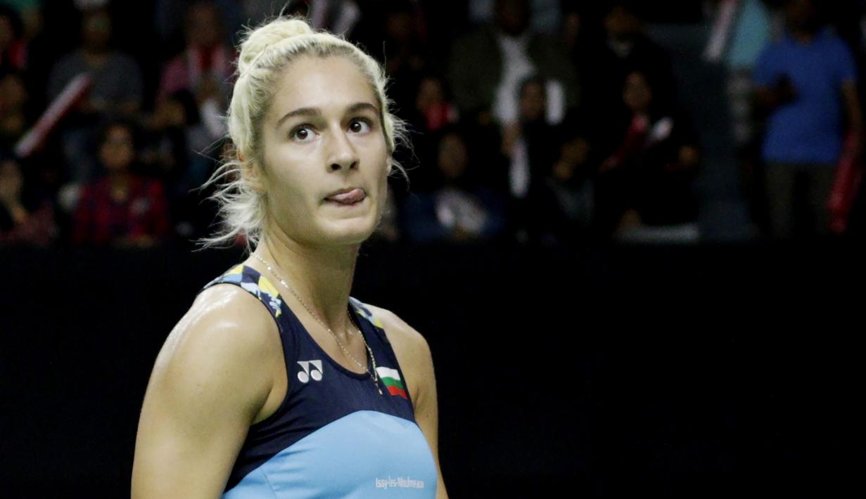 Ganda putri Bulgaria, Gabriela Stoeva, tampak fokus saat melawan ganda Indonesia pada Indonesia Masters 2019 di Istora Senayan, Jakarta, Rabu (23/1). Stoeva bersaudara gagal lolos ke babak kedua. (Bola.com/M. Iqbal Ichsan)