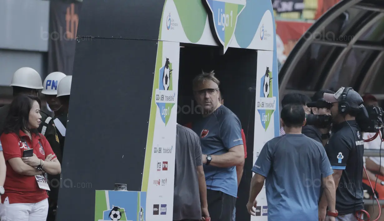 Pelatih PSM, Robert Rene Alberts, keluar lapangan usai diusir wasit saat pertandingan melawan Persija pada laga Liga 1 di Stadion Patriot, Bekasi, Selasa  (15/8/2017). Persija bermain imbang 2-2 dengan PSM. (Bola.com/M Iqbal Ichsan)