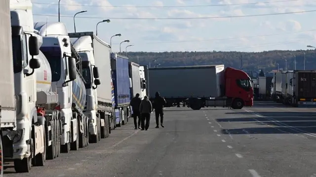 Perusahaan transportasi Polandia memblokir penyeberangan sejak Senin 6 November 2023, menuntut persyaratan izin masuk Uni Eropa (UE) untuk rekanan mereka di Ukraina diberlakukan kembali.(Yuriy Dyachyshyn/ AFP)