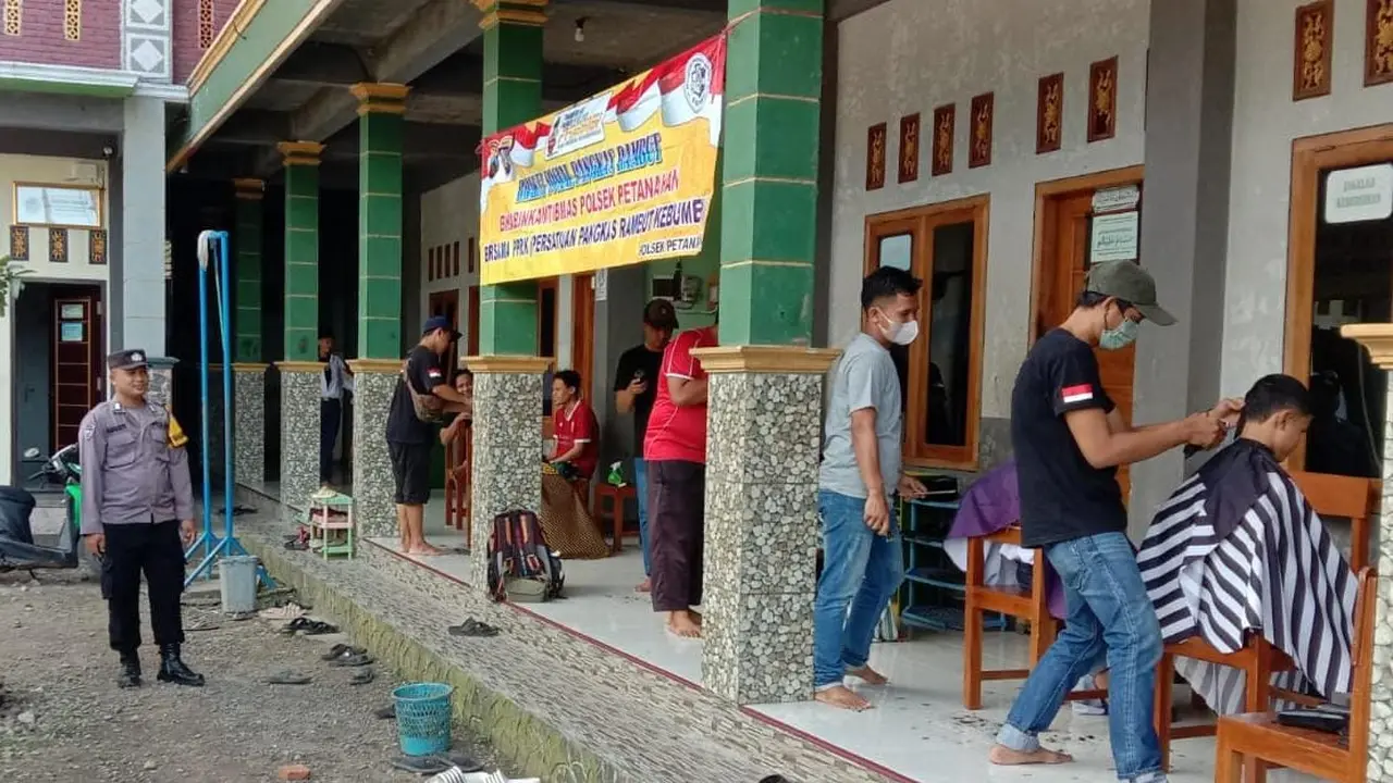 Pak Bhabin dan PPRK menggelar bakti sosial unik, yakni pangkas rambut di pesantren di Kebumen. (Foto: Liputan6.com/Humas Polres Kebumen)