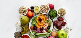 Sebelum mencoba pola makan ini, penting untuk tahu bahwa sebagian besar makanan yang kita konsumsi mengalami proses tertentu seperti dimasak, dikemas, dibekukan, atau diperkaya nutrisinya. [Dok/freepik.com]