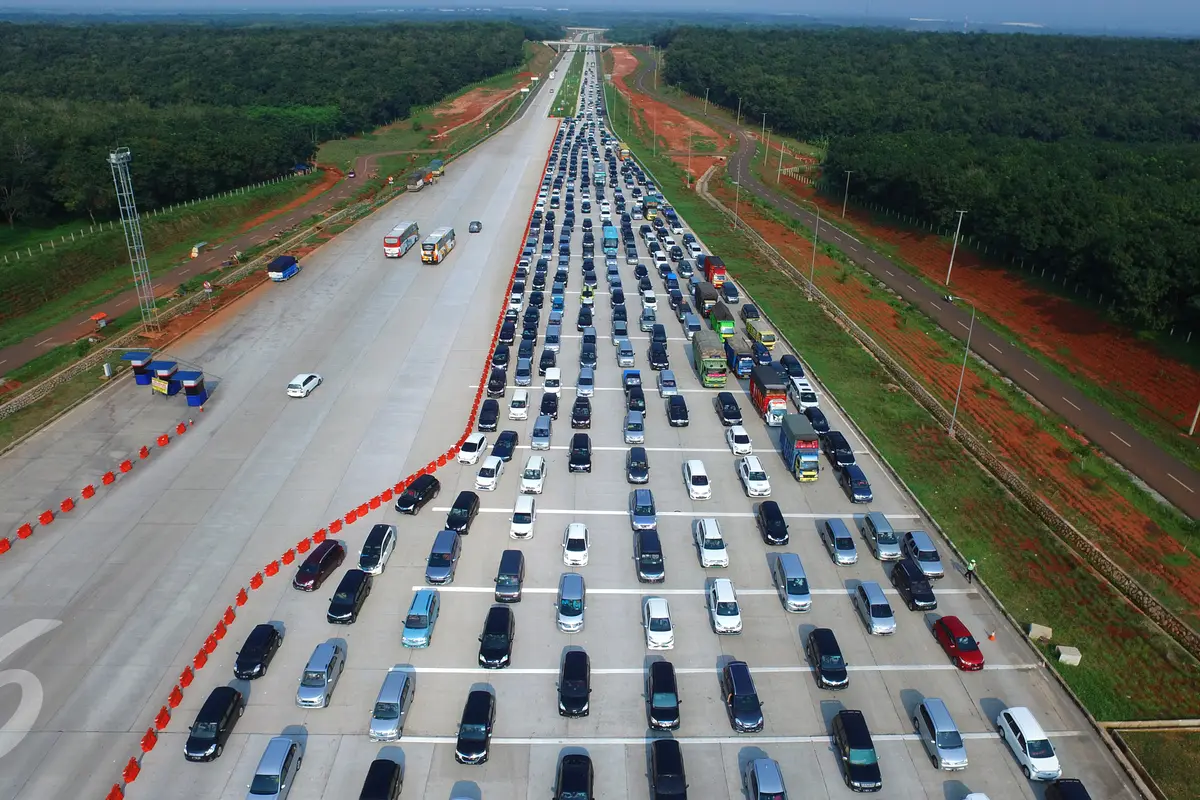 20160327-Arus Balik Libur Panjang Tol Cikopo Macet Hingga 1 Km