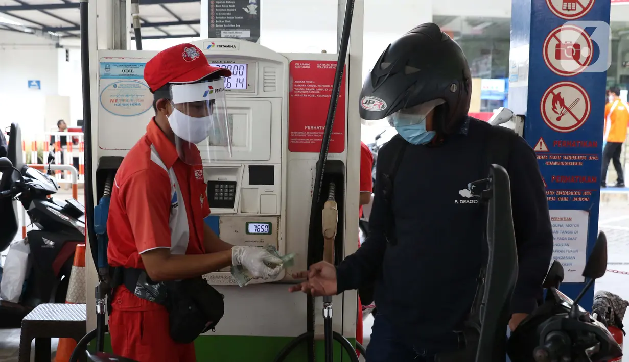 Petugas SPBU menggunakan alat pelindung wajah saat melayani pengendara di SPBU 31-164-01, Margonda, Depok, Jawa Barat, Jumat (8/5/2020). Penggunaan alat pelindung wajah merupakan upaya untuk melindungi diri dalam pencegahan penyebaran virus COVID-19. (Liputan6.com/Helmi Fithriansyah)