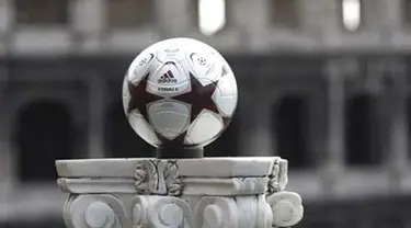 Rome&#039;s Finale&#039;, the official match ball for the 2009 UEFA Champions League&#039;s final is displayed on March 16, 2009 in front of the Colosseum in Rome. AFP PHOTO / FILIPPO MONTEFORTE 