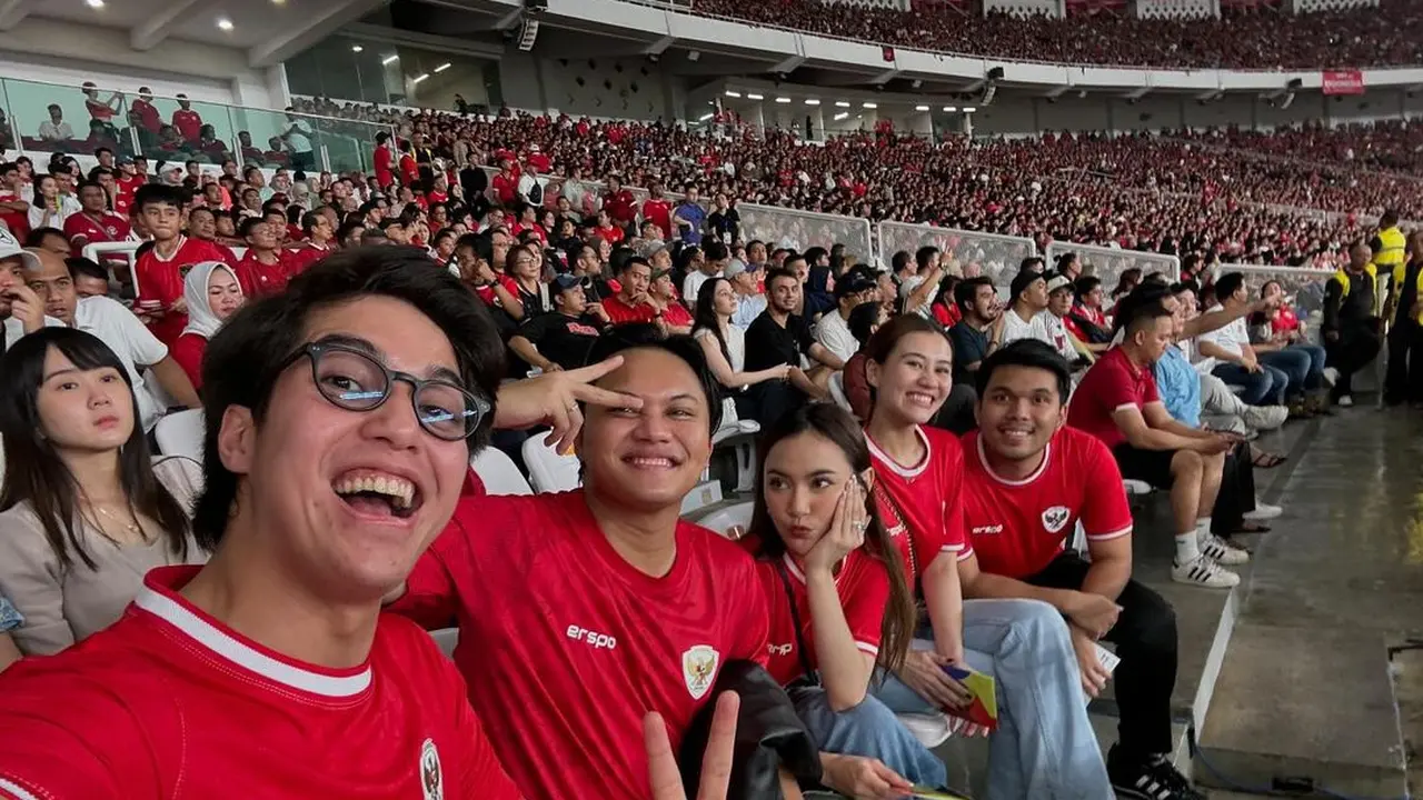 Potret El Rumi nobar timnas bareng pasangan Aaliyah-Thariq dan Mahalini-Rizky (Sumber: Instagram/@elelrumi)
