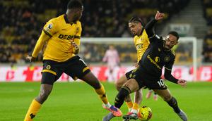 Pemain Wolverhampton, Andre, dan pemain Manchester United, Matheus Cunha, berebut bola dalam laga Liga Inggris di Molineux Stadium, Inggris, Selasa, 9 Desember 2025. (Foto AP/Dave Shopland)