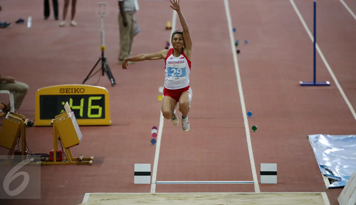 Atlet lompat jauh Indonesia, Maria Londa berhasil meraih emas di nomor lompat jauh putri SEA Games 2015 yang berlangsung di National Stadium, Singapura, Rabu (10/6/2015). Maria saat melakukan lompatan sejauh 6,70 meter. (Liputan6.com/Helmi Fithriansyah)