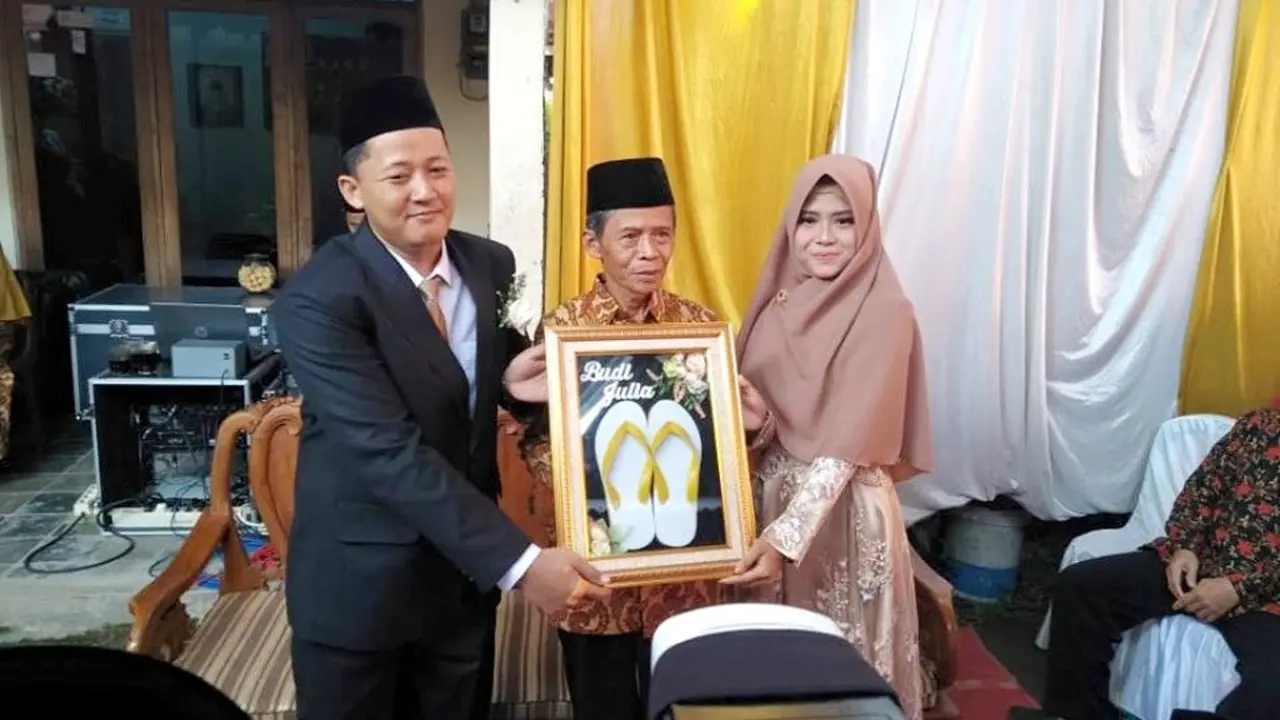 Pernikahan dengan mahar sepasang sandal jepit viral di dunia maya. (Foto: Liputan6.com/Istimewa/Muhamad Ridlo)