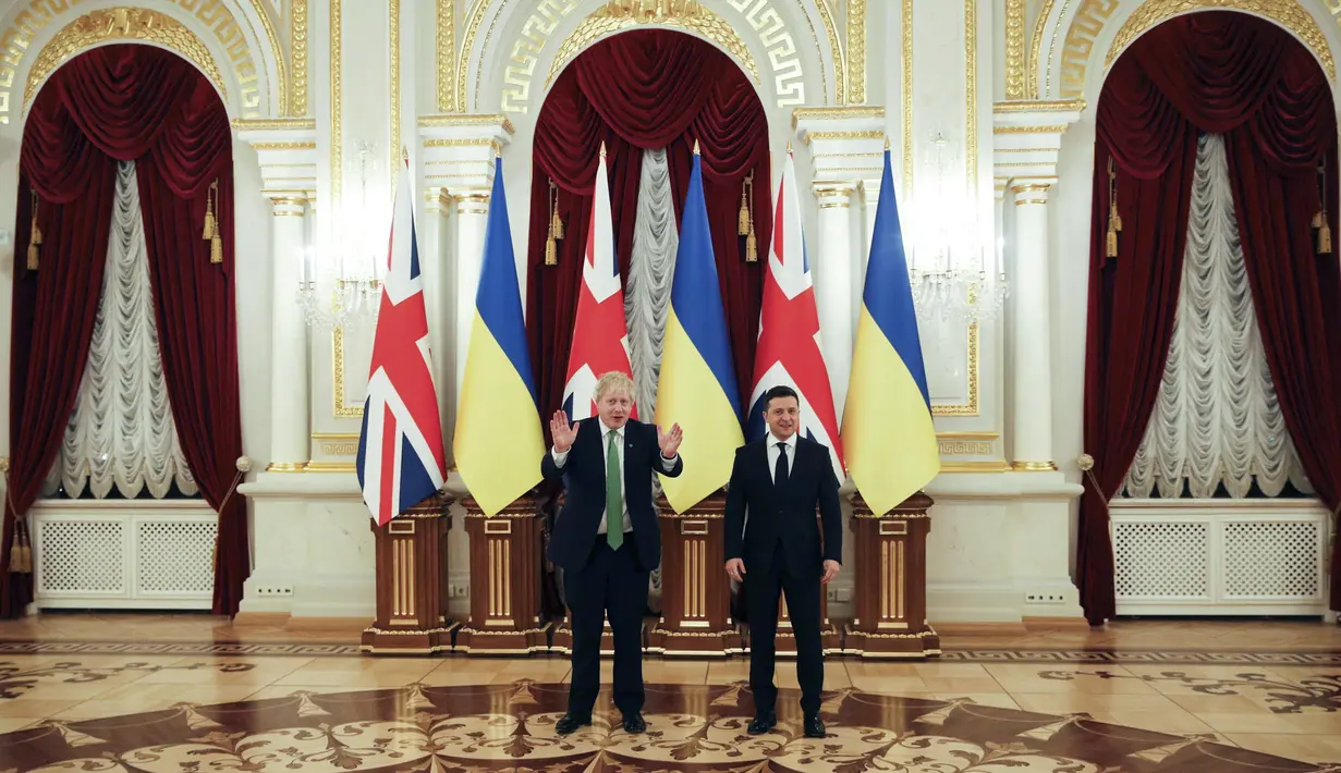 Perdana Menteri Inggris Boris Johnson (kiri) berfoto dengan Presiden Ukraina Volodymyr Zelenskyy, sebelum pembicaraan mereka di tengah meningkatnya ketegangan antara Ukraina dan Rusia, di istana kepresidenan, di Kyiv, Ukraina, Selasa (1/2/2022).  (Peter Nicholls/Pool Photo via AP)