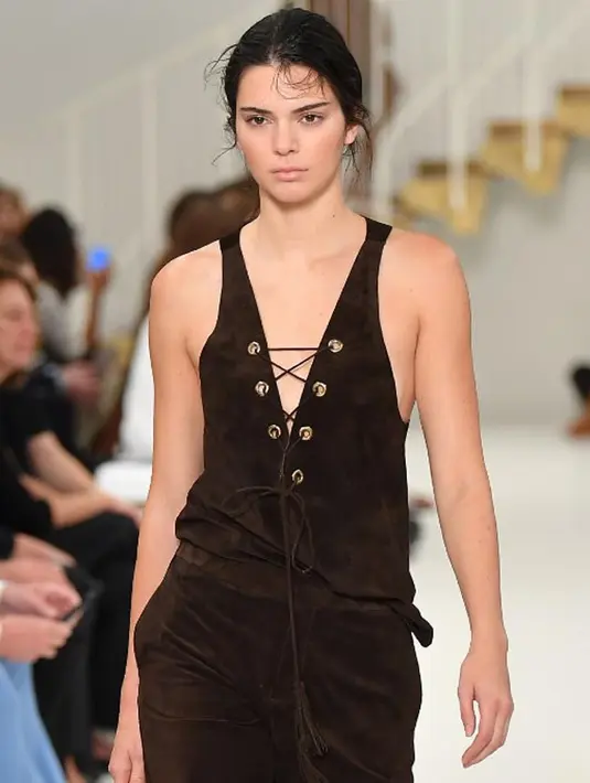 Melansir dari Ace Showbiz belum lama ini, Kendall merupakan model paling laris sekarang ini. Bukan hanya berlenggang di catwalk, namun juga membintangi iklan di berbagai produk, dari fashion hingga kosmetik. (AFP/Marco Bertorello)