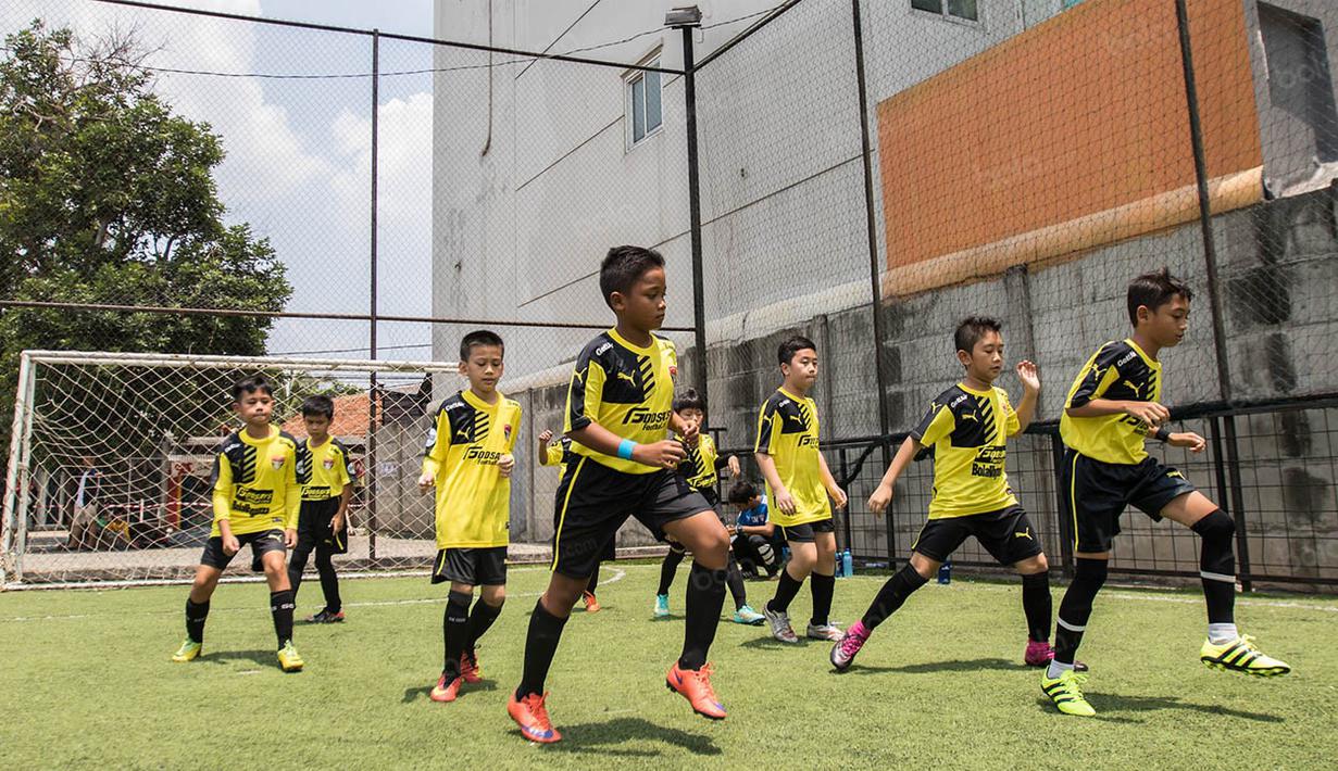 Para pemain Serpong City melakukan pemanasan jelang laga Liga Bola Indonesia melawan ASIOP Apacinti. (Bola.com/Vitalis Yogi Trisna)