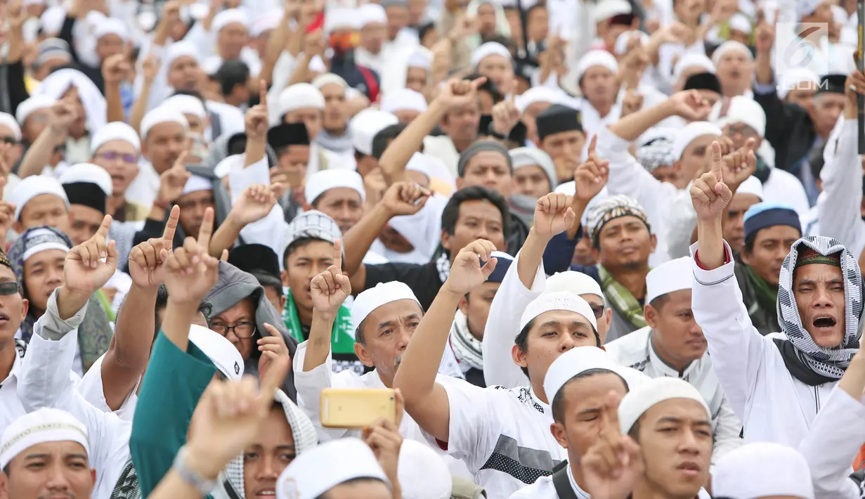 Massa mengikuti aksi Reuni 212 di kawasan Monas, Jakarta, Sabtu (2/12). Panitia penyelenggara mengatakan Reuni Akbar 212 dihadiri oleh sekitar 7 juta umat Islam dari berbagai daerah baik dalam maupun luar Ibu Kota. (Liputan6.com/Herman Zakharia)