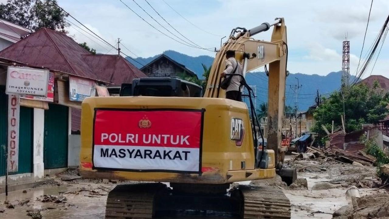 Empat Alat Berat Dikerahkan Bersihkan Material Banjir Bandang Agam, Akses Jalan Terputus
