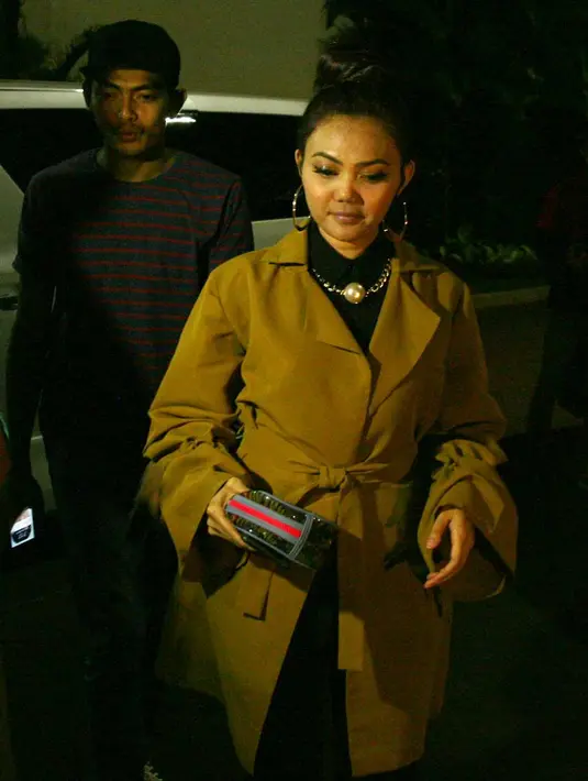 “Sekitar enam, tujuh bulan yang lalu pergulatan batinnya, dan akhirnya keinginan untuk melepas hijabnya itu sekitar lima bulanan lalu,” kata Rina Nose di studio Indosiar, Jakarta Barat, Sabtu (11/11/2017) dini hari. (Nurwahyunan/Bintang.com)