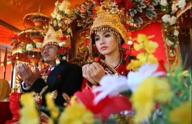 6 Potret lawas pernikahan Epy Kusnandar dan Karina Ranau, dipisahkan maut setelah 17 tahun bersama