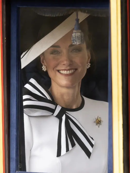 Melengkapi tampilannya, Kate menyempurnakan gayanya dengan aksesori pemanis berupa anting mutiara.  [Foto: @princeandprincessofwales]